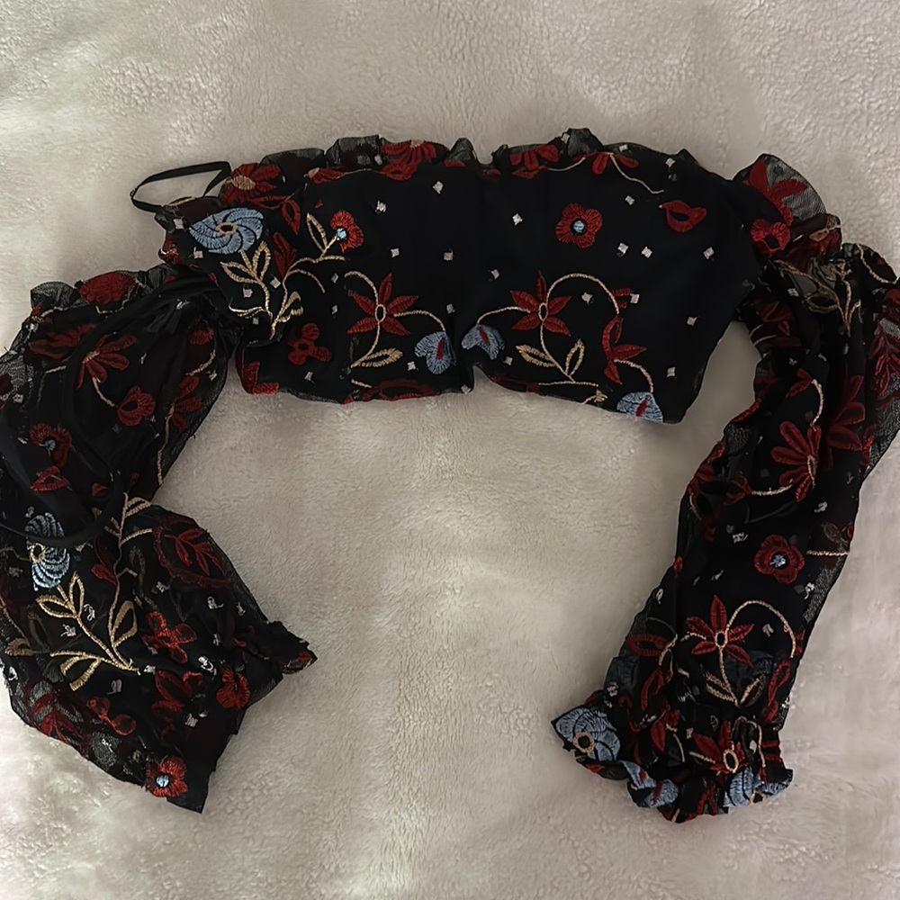 BANDEAU CROP WITH LACED BACK